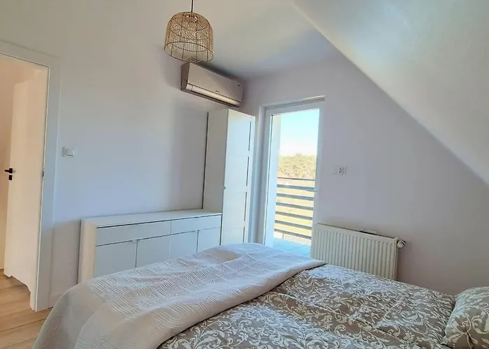 Holiday home Przystanek Oslonin- Caloroczny Dom Na Wynajem Oslonin