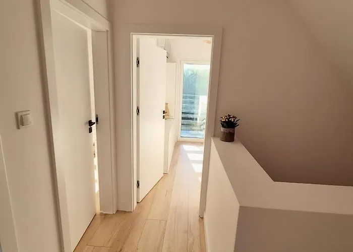 Holiday home Przystanek Oslonin- Caloroczny Dom Na Wynajem Oslonin