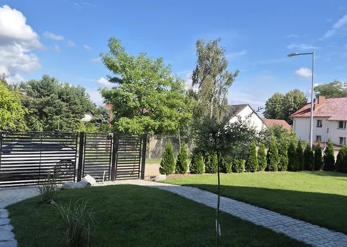 Holiday home Przystanek Oslonin- Caloroczny Dom Na Wynajem Oslonin